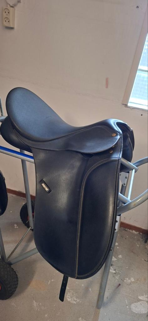 Wintec wide 18 inch dressuurzadel, Dieren en Toebehoren, Paarden en Pony's | Hoofdstellen en Tuigage, Ophalen of Verzenden, Gebruikt