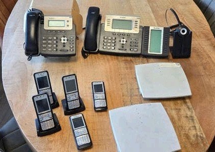 Partij Yealink en Mitel telefoons met accessoires, Ophalen of Verzenden, Gebruikt, 4 handsets of meer