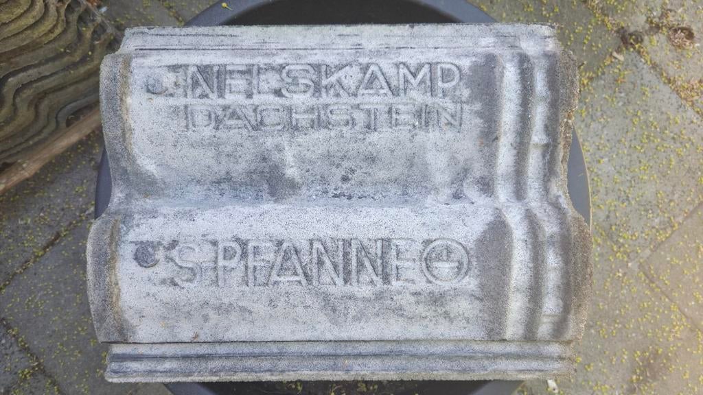 betonpannen 83 stuks, Doe-het-zelf en Verbouw, Dakpannen en Dakbedekking, Ophalen, Gebruikt, Steen of Klei, Zwart