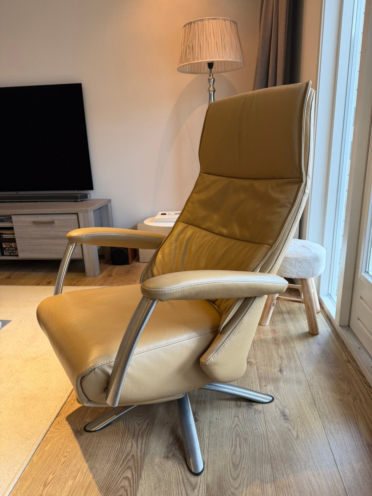 Heerlijke relax fautuil caramal kleurig met accu, Huis en Inrichting, Fauteuils, Ophalen, Zo goed als nieuw, 50 tot 75 cm