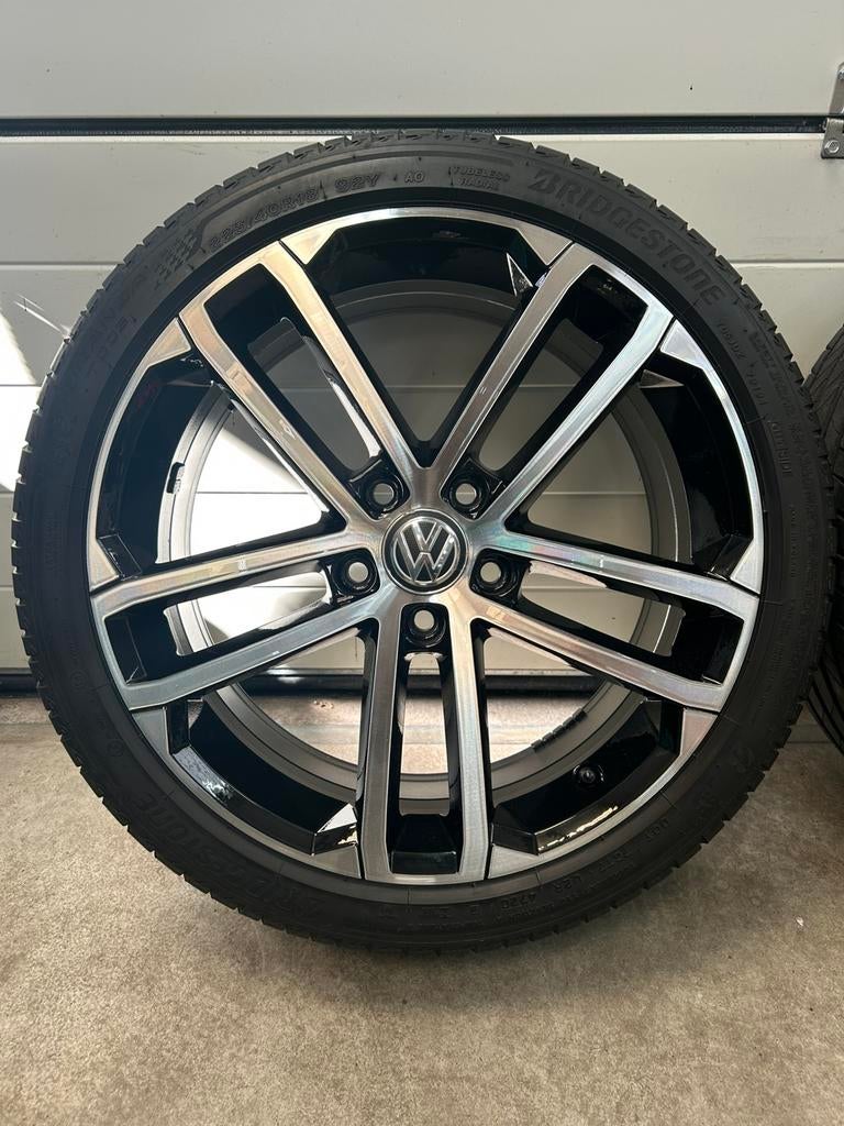 Orginele VW Golf 18 inch Nogaro set / Pirelli P7 zomerbnd, Auto-onderdelen, 18 inch, Overige, Gebruikt, Velg(en)