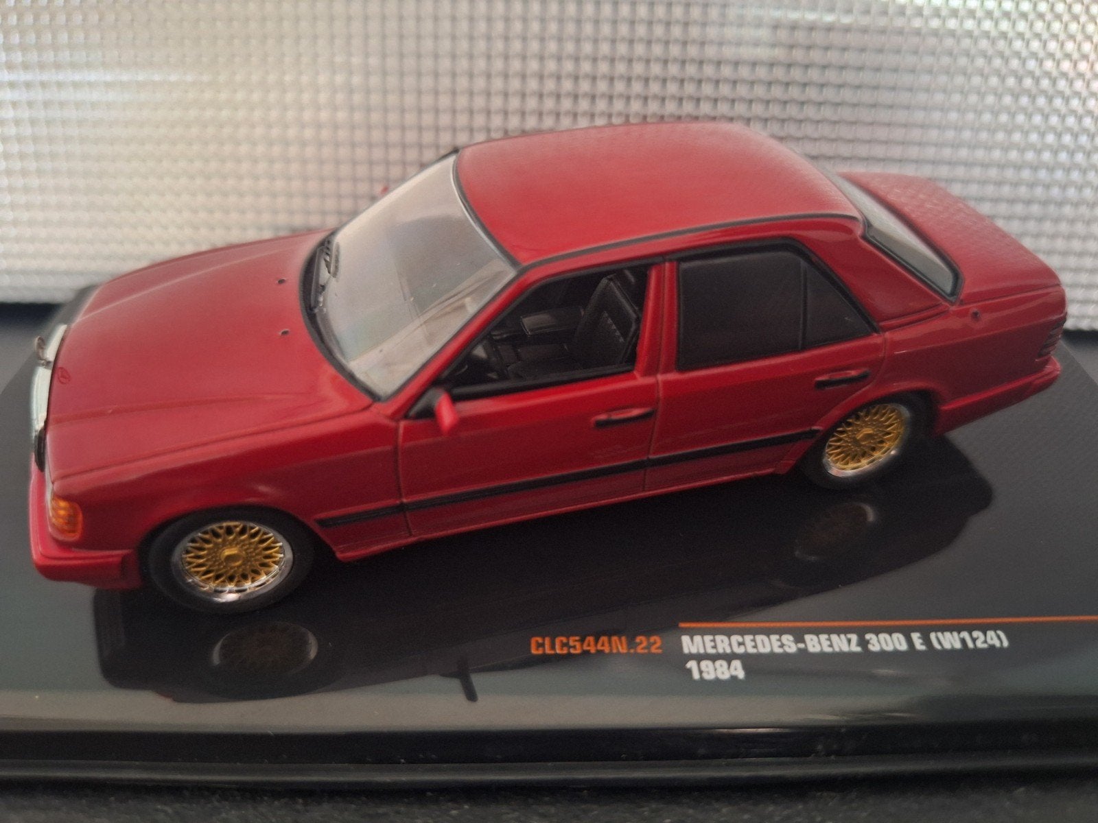 Mercedes Benz 300E W124 1984 Schaal 1:43, Hobby en Vrije tijd, Modelauto's | 1:43, Overige merken, IXO, IXO, Nieuw