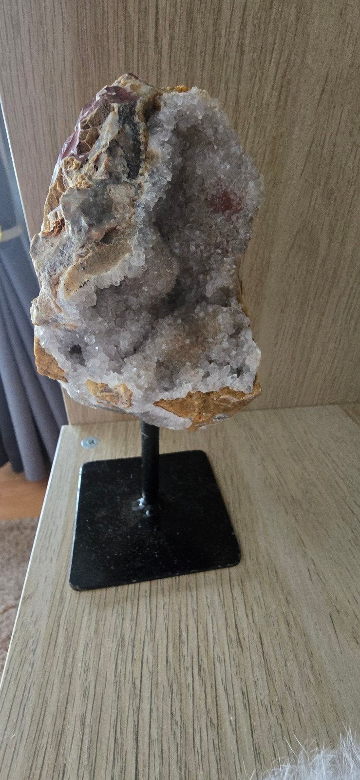 Dit is een amethist geode op een zwarte metalen standaard.De, Ophalen of Verzenden