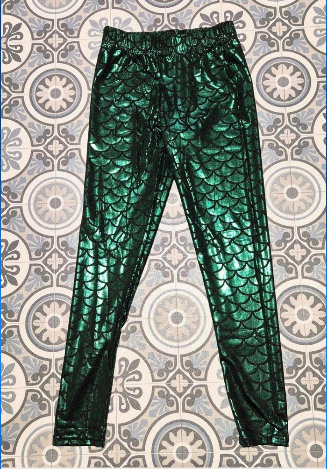Mooie glanzende groene broek maat XS/S met schubbenprint, Nieuw, Ophalen of Verzenden, Maat 34 (XS) of kleiner, Lang