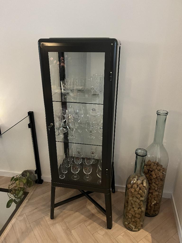 Vitrinekast (IKEA,FABRIKÖR) | 2 stuks | donkergrijs met glas, Huis en Inrichting, Kasten | Vitrinekasten, Ophalen, Met deur(en)