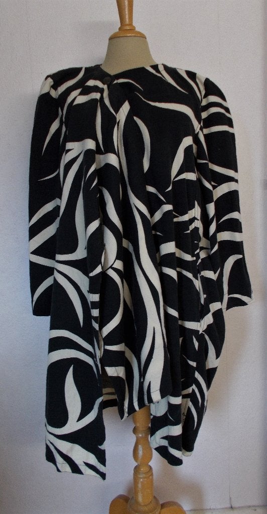 Aparte zwart/beige jas van Purificacion Garcia! XL, Verzenden, Zo goed als nieuw, Maat 46/48 (XL) of groter, Overige kleuren