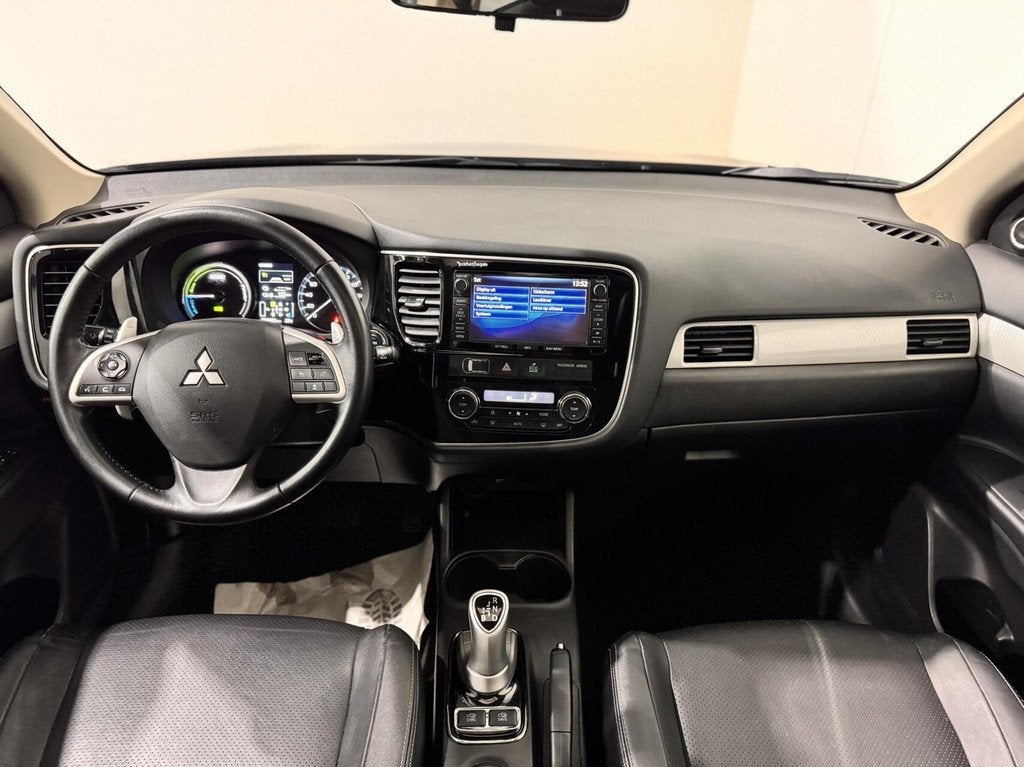 Mitsubishi Outlander 2.0 PHEV Instyle+|TREKHAAK|PANO|ACC|, Auto's, Mitsubishi, 4 cilinders, Met garantie (alle), Zwart, Leder