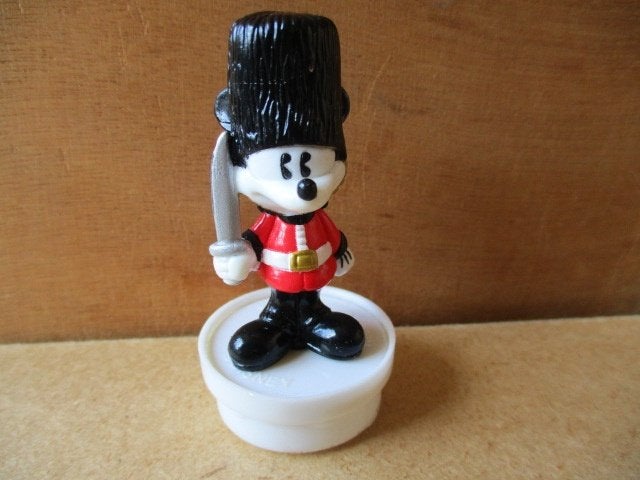 adv9742 mickey op dekseltje 2, Verzamelen, Ophalen, Mickey Mouse, Gebruikt, Beeldje of Figuurtje