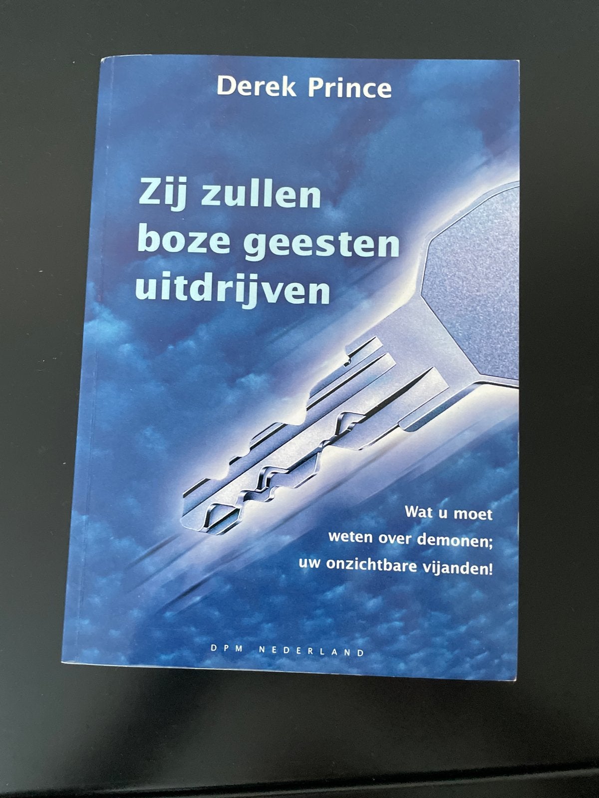 D. Prince - En zij zullen boze geesten uitdrijven, Ophalen of Verzenden, Zo goed als nieuw, D. Prince