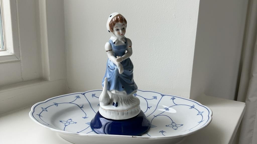 Porseleinen beeldje blauw wit ganzenhoedster met gansje, Antiek en Kunst, Ophalen