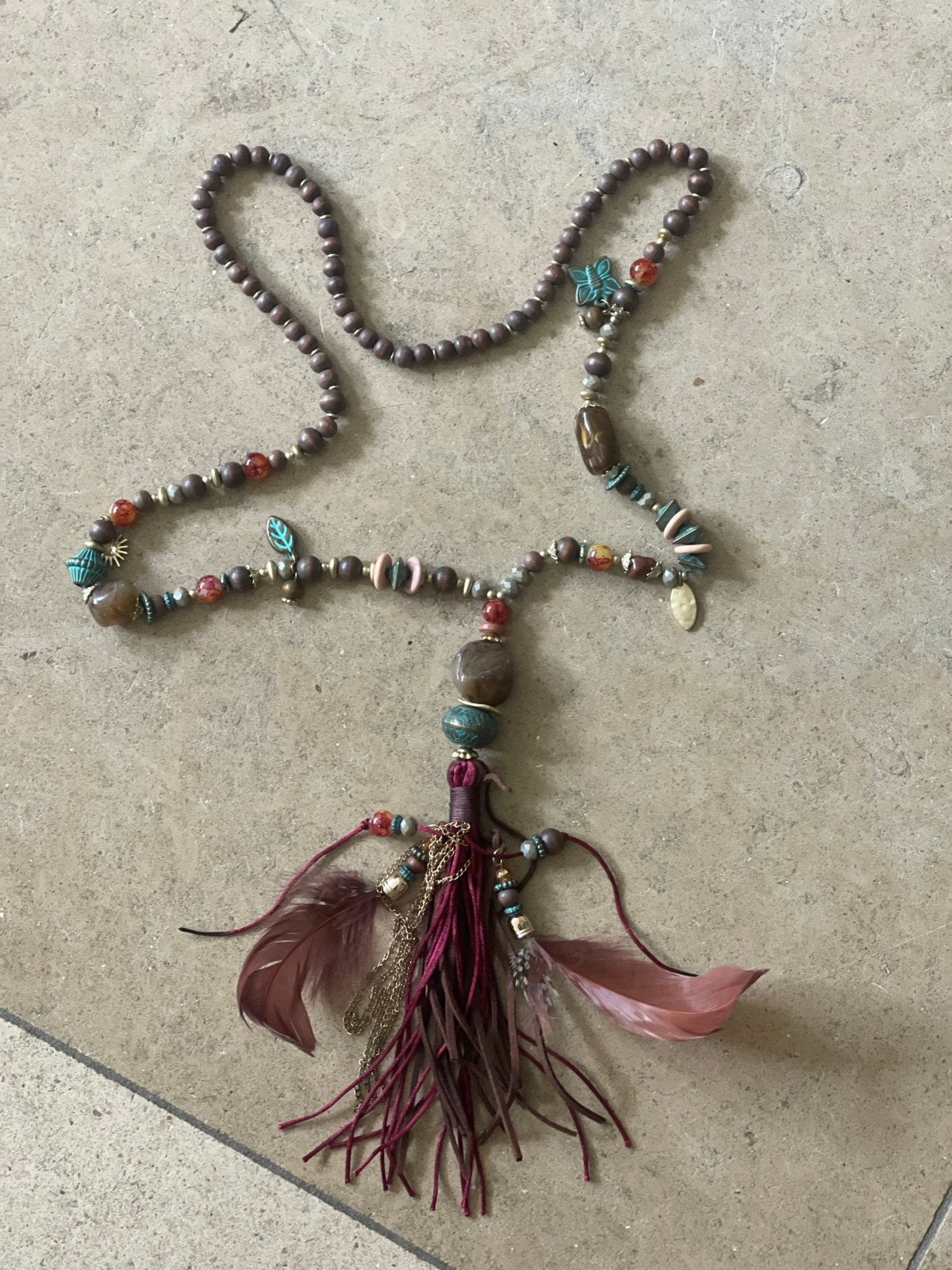 Ibiza stijl ketting met stenen, bedels en veren, Sieraden, Tassen en Uiterlijk, Kettingen, Gebruikt, Bruin, Ophalen of Verzenden