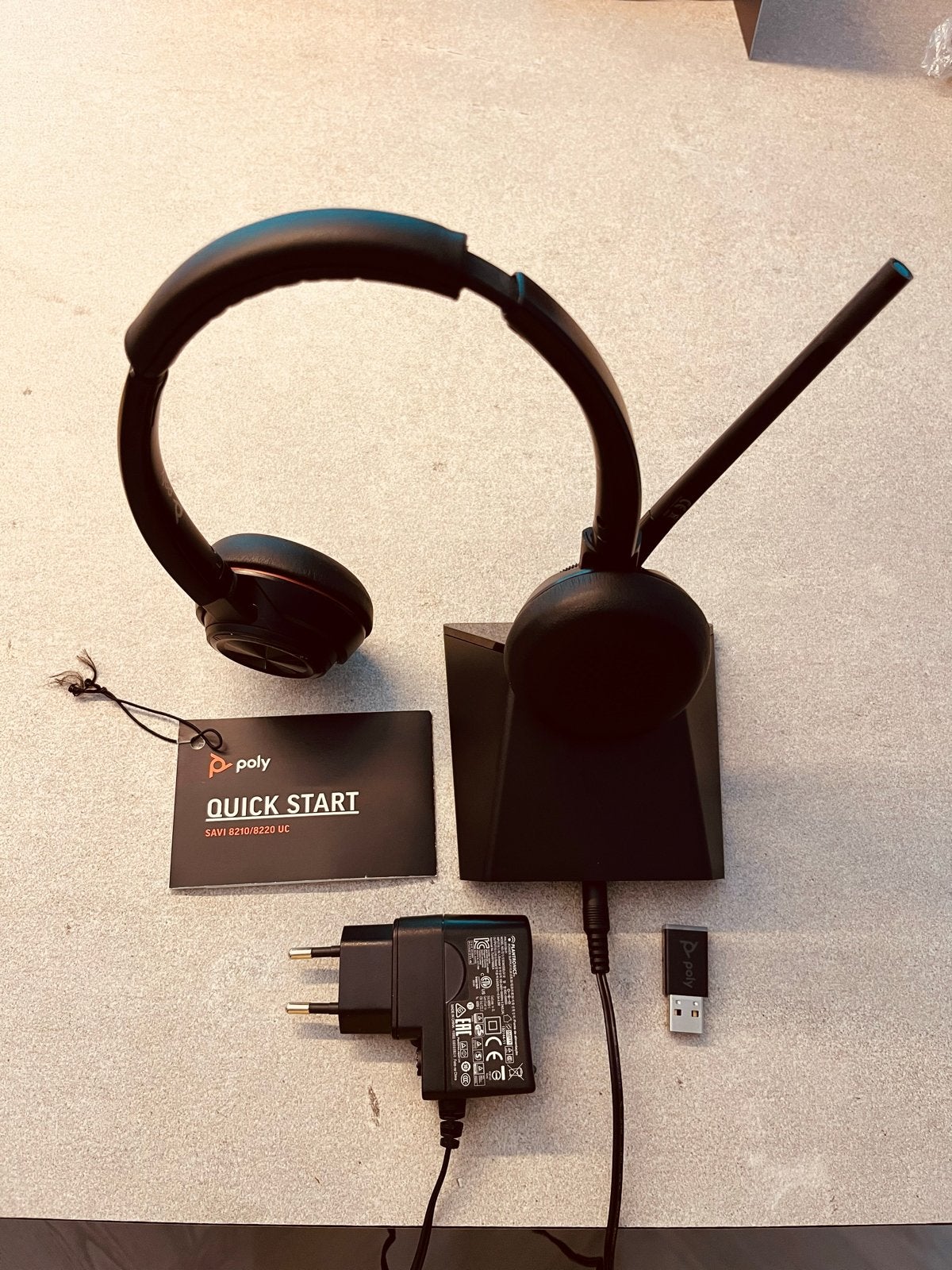 Poly Savi 8220 UC Stereo Headset met Dongel, Computers en Software, Headsets, Gebruikt, Ophalen of Verzenden, Draadloos, Over-ear