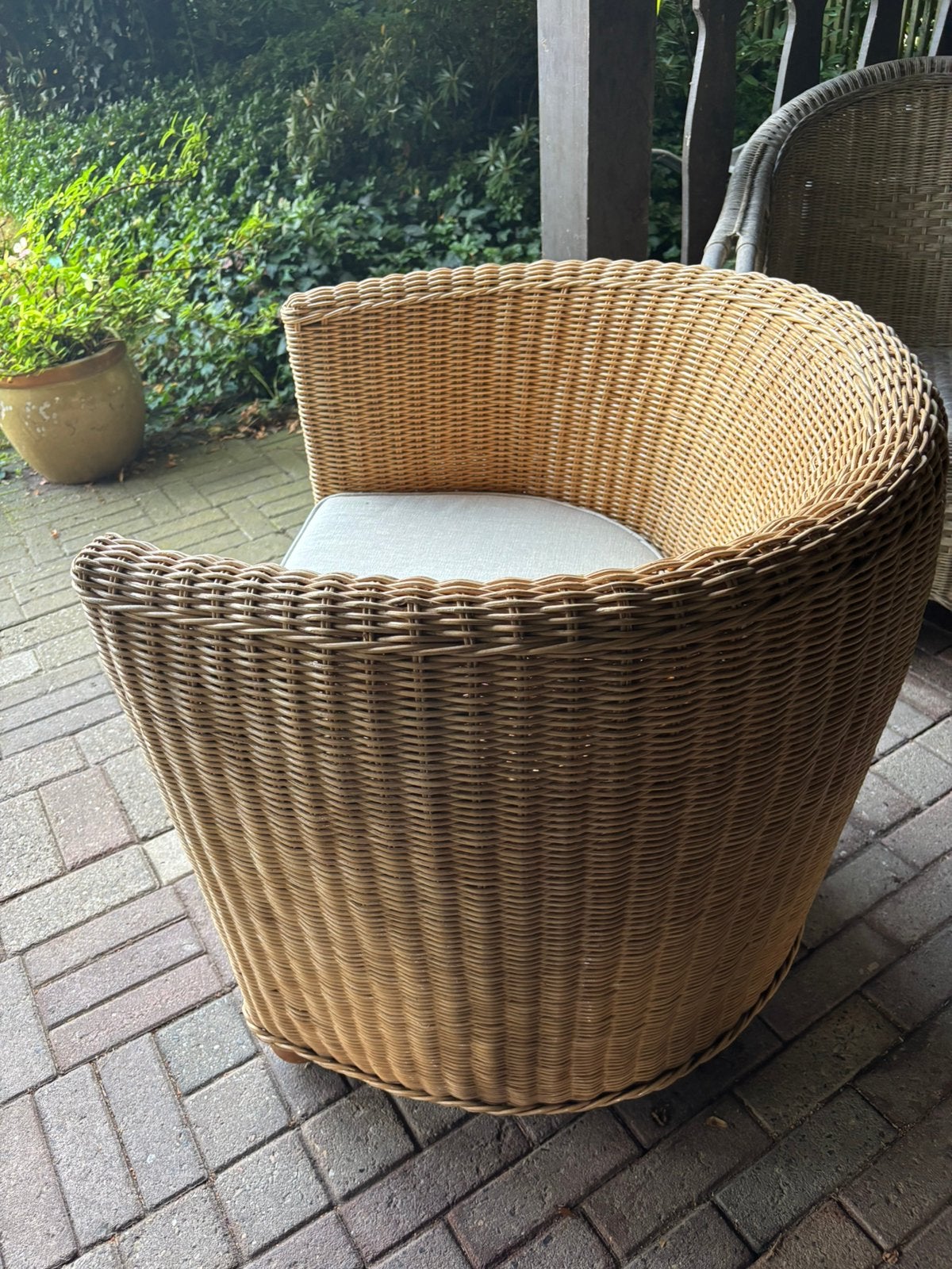 Rotan ronde fauteuil met kussen, Huis en Inrichting, Ophalen, Zo goed als nieuw, 75 tot 100 cm, Riet of Rotan