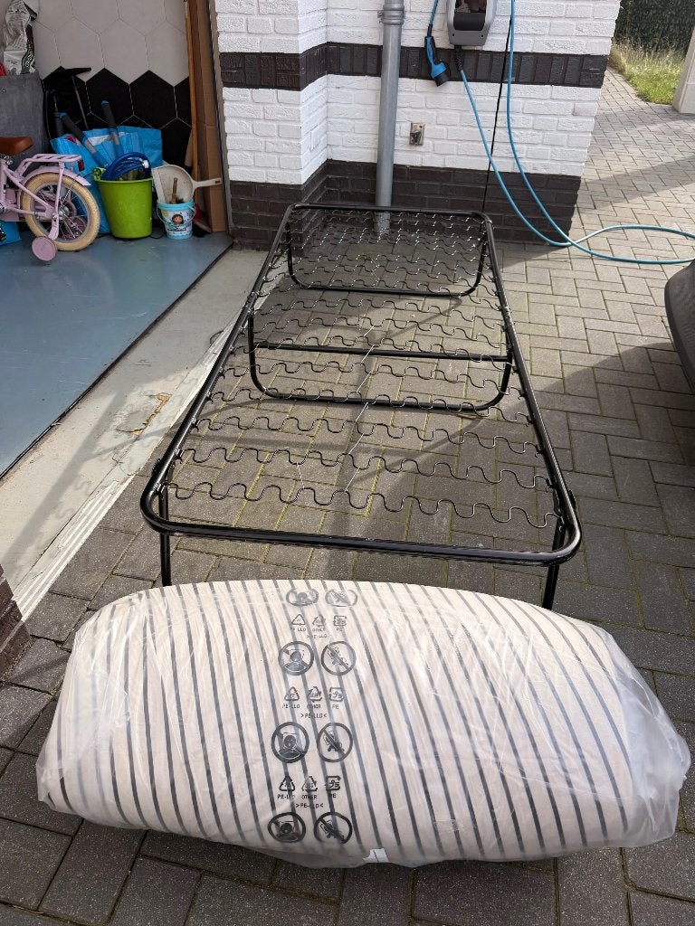IKEA logeerbed met matras 80x190cm, Ophalen, Gebruikt, Eenpersoons, Zwart