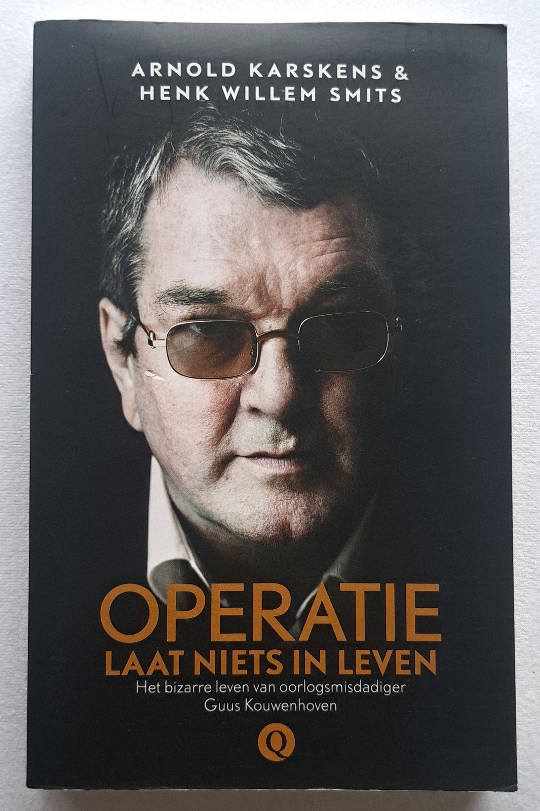 Operatie laat niets in leven over Guus Kouwenaar wapenhandel, Nieuw, Ophalen of Verzenden, Overige onderwerpen, Niet van toepassing