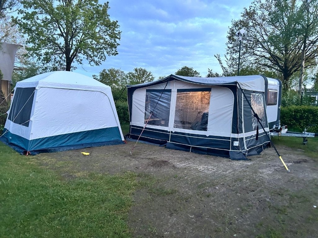 Eifelland Deseo caravan met voortent en fietsenrek, Rondzit, Schokbreker, 750 - 1000 kg, 4 tot 5 meter