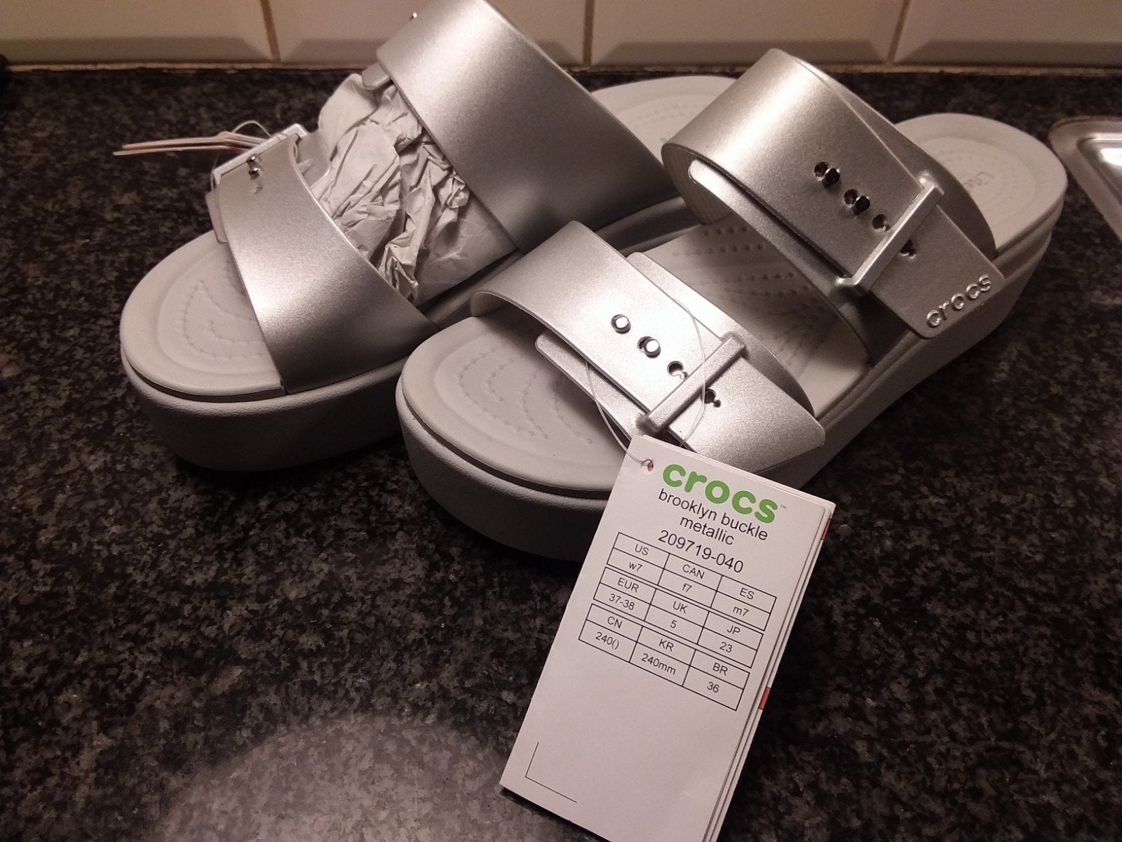 Crocs  Brooklyn wedge. Metallic. Maat 37/38., Ophalen of Verzenden, Nieuw