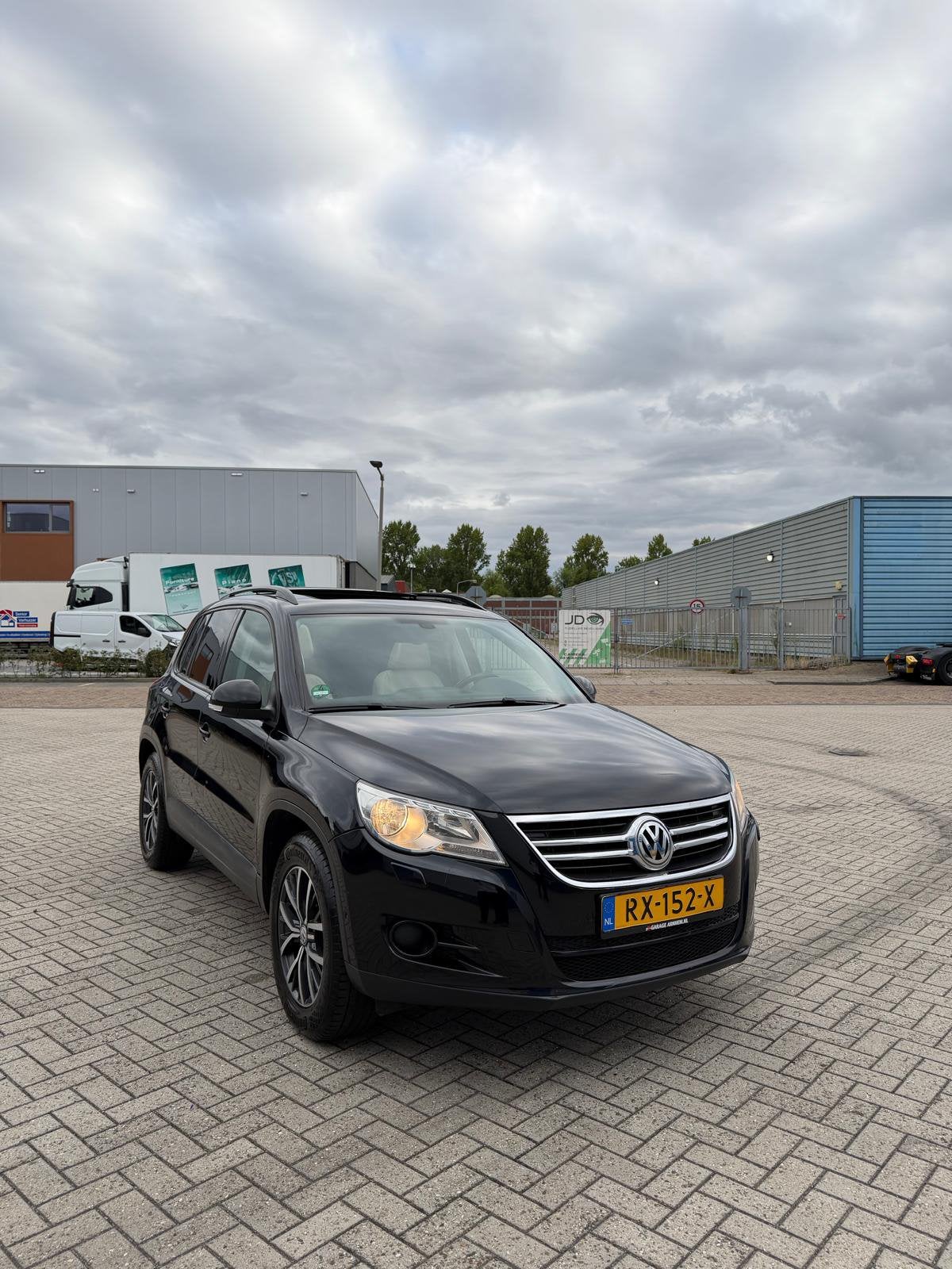 Volkswagen Tiguan 1.4 TSI 110KW 2010 Zwart nieuw apk, Auto's, Volkswagen, Voorwielaandrijving, 15 km/l, 1800 kg, Beige