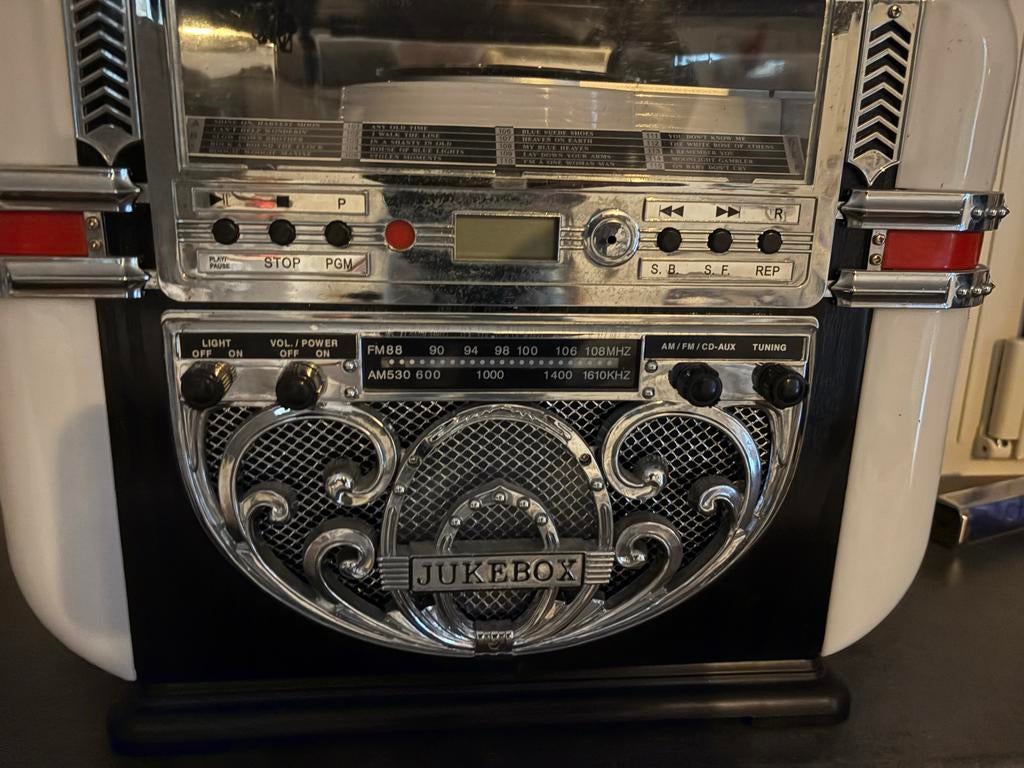 Jukebox met radio en CD-speler, Verzamelen, Automaten | Jukeboxen, Verzenden, Gebruikt, 1970 tot heden, Overige merken