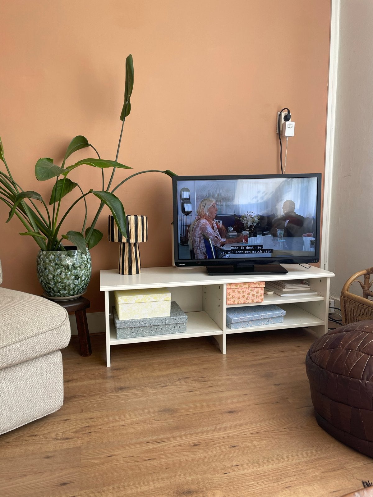 Gratis! Wit TV-meubel met opbergruimte, Huis en Inrichting, Ophalen, Gebruikt, 100 tot 150 cm, Minder dan 100 cm