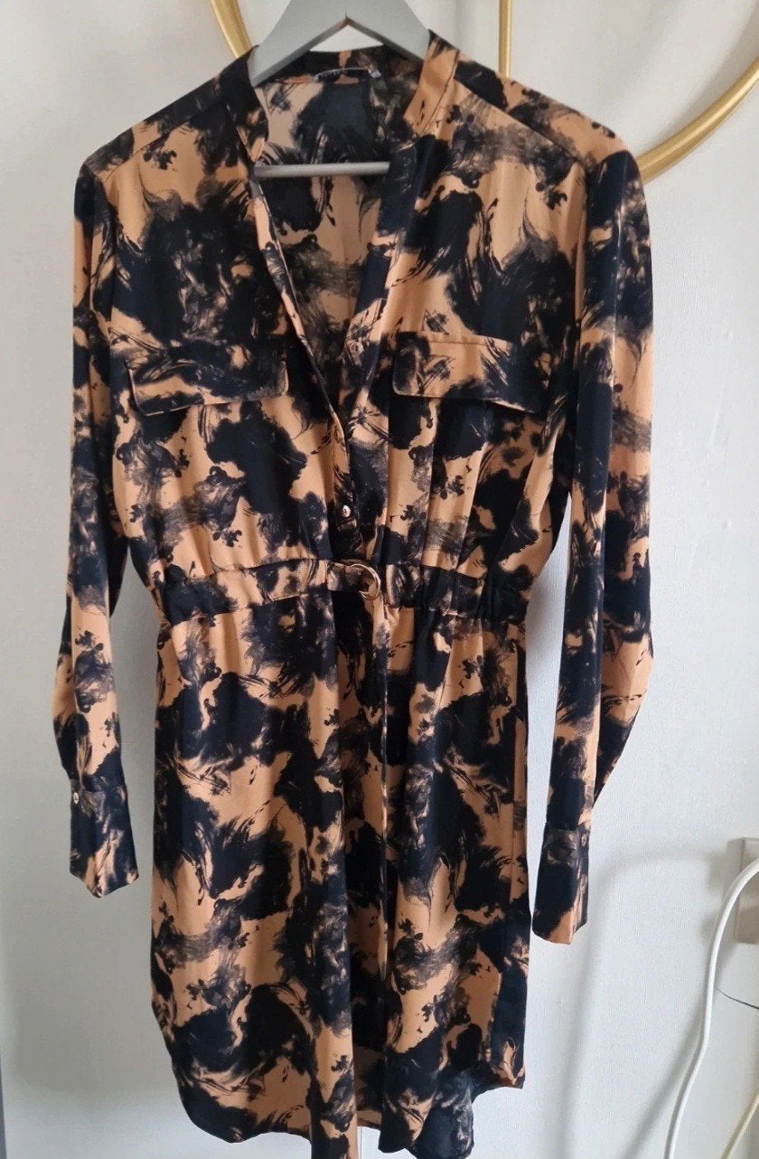 Unika Jurk met print en ceintuur - Maat M, Maat 38/40 (M), Unika, Zwart, Ophalen of Verzenden