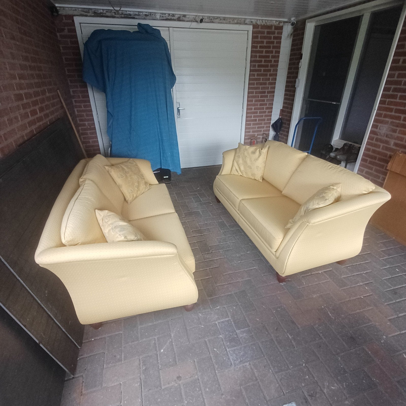te koop 2 gele stoffen 2-zitsbank, Ophalen