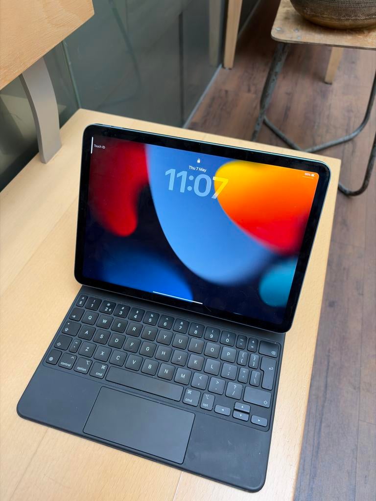Apple iPad Air 5 (2022) 64GB Wi-Fi Spacegrijs met Magic Keyb, Computers en Software, Apple iPads, Apple iPad Air, 11 inch, Ophalen of Verzenden