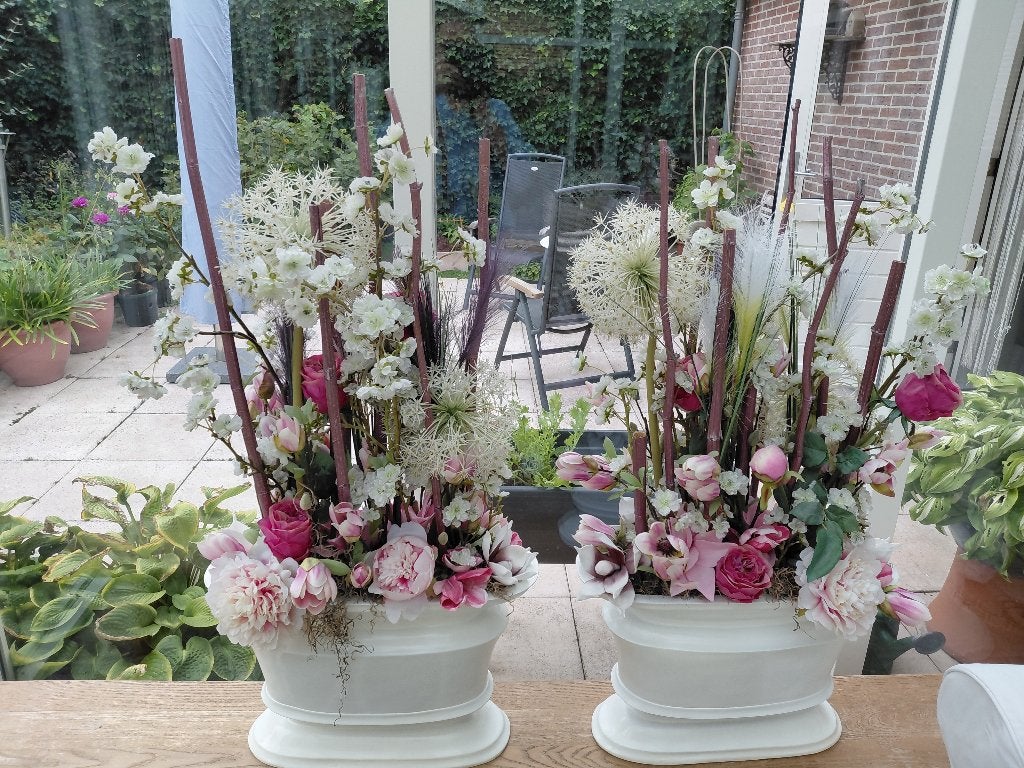 Set van 2  bloemstukken  in witte houten potten, Huis en Inrichting, Ophalen, Gebruikt, Rondom opgemaakt, 110 cm