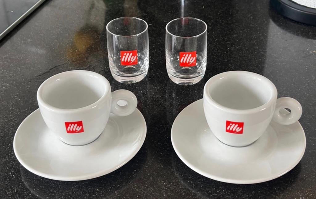 Nieuwe illy koffie kopjes met water glaasjes nooit gebruikt, Verzamelen, Ophalen of Verzenden, Nieuw, Porselein, Kop en/of schotel