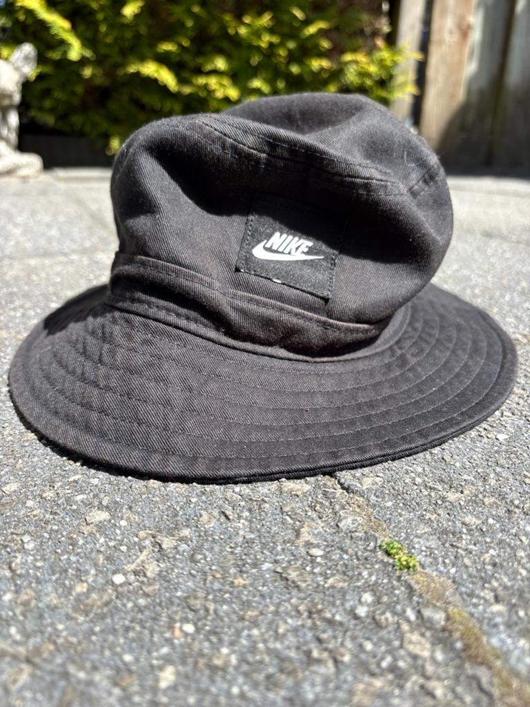 Nike Bucket Hat - Zwart - Maat M/L, Ophalen of Verzenden, Gedragen, Hoed