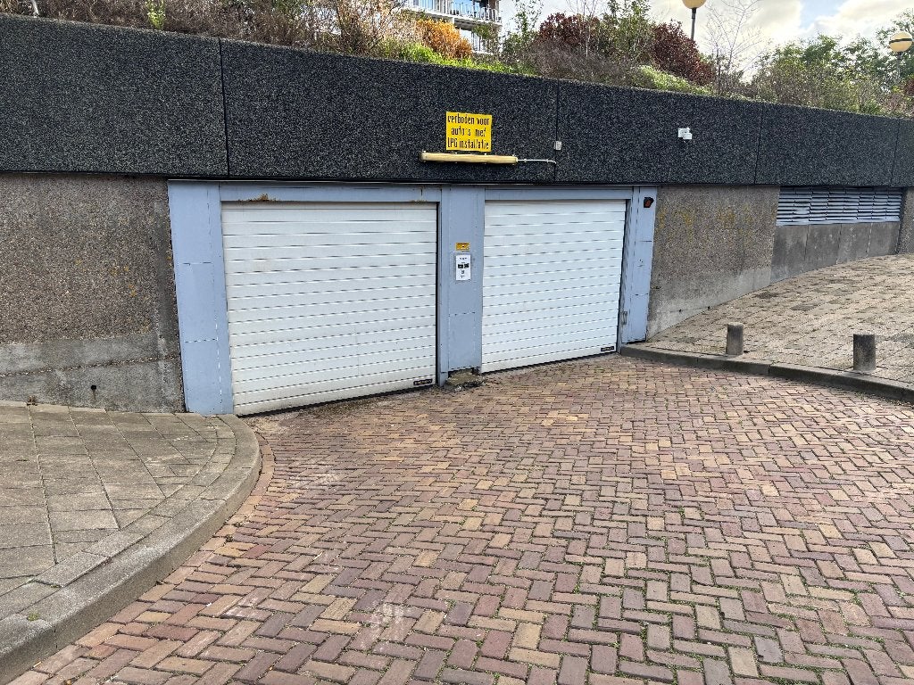 Parkeerplaats te huur – Sirtemastraat 318, Huizen en Kamers, Den Haag