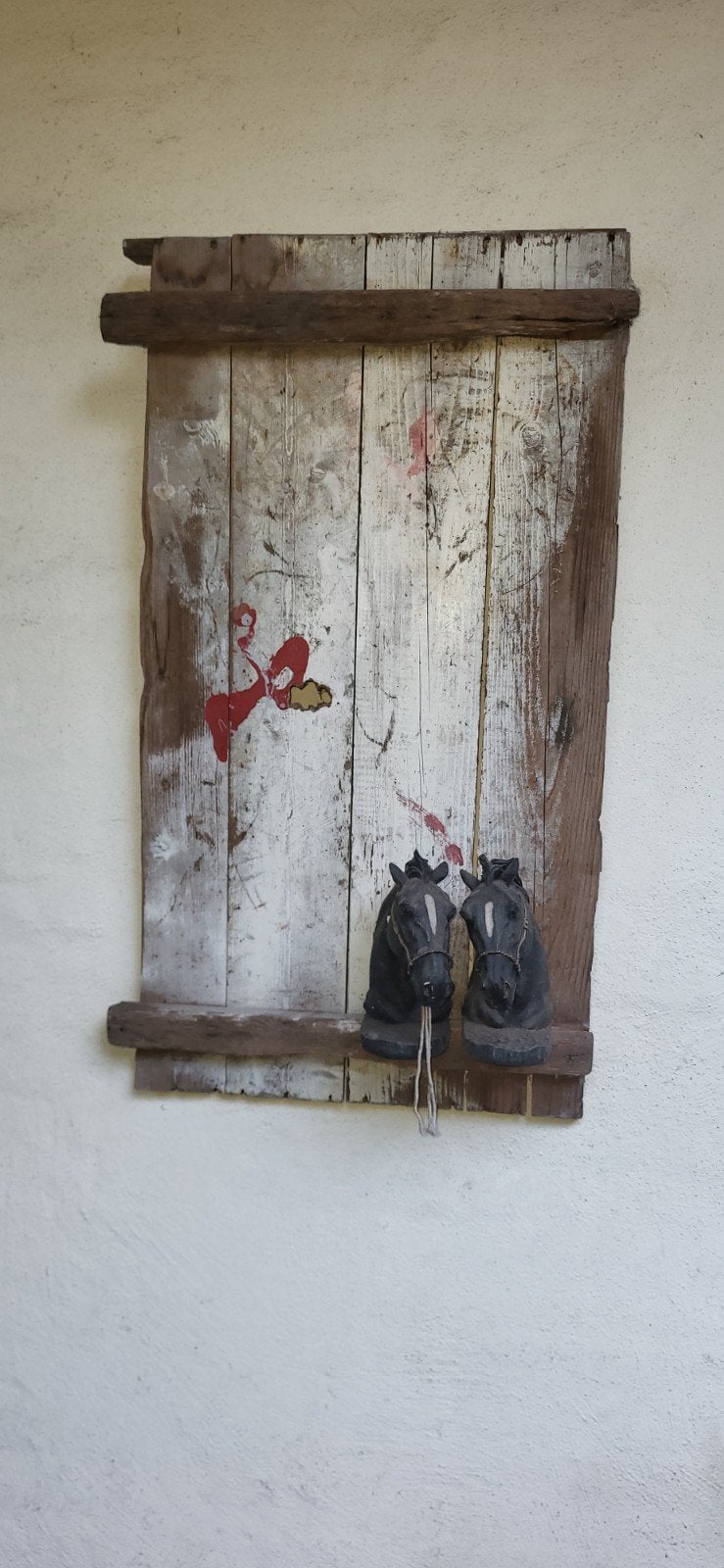Unieke houten wanddecoratie met paardenhoofden, Ophalen