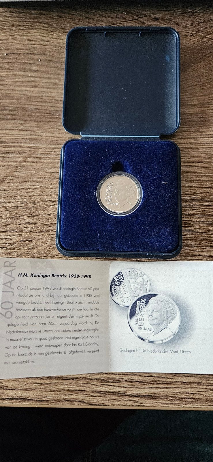 Zilveren penning Beatrix 60 jaar 1998 fdc in orginele doos, Ophalen of Verzenden, Zilver, Nederland