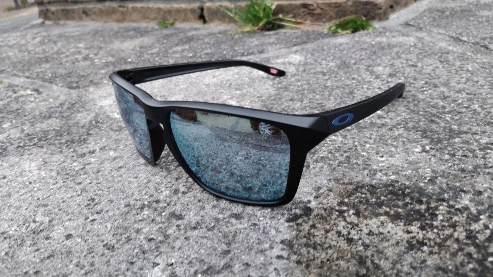 Oakley zonnebril in nieuwstaat - krasvrij, Zonnebril, Zwart, Ophalen of Verzenden, Zo goed als nieuw
