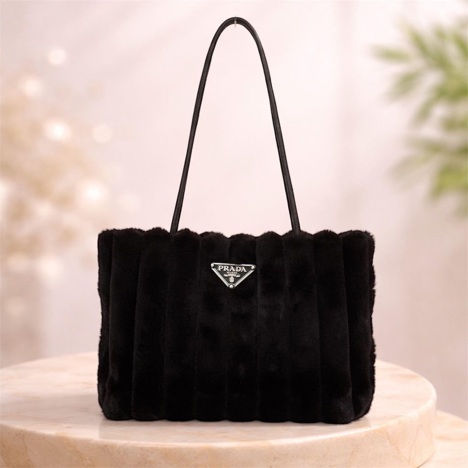 Prada Faux Fur Vulcan black VIP Gift Cosmetic Tote Bag, Ophalen of Verzenden, Nieuw, Zwart, Overige typen