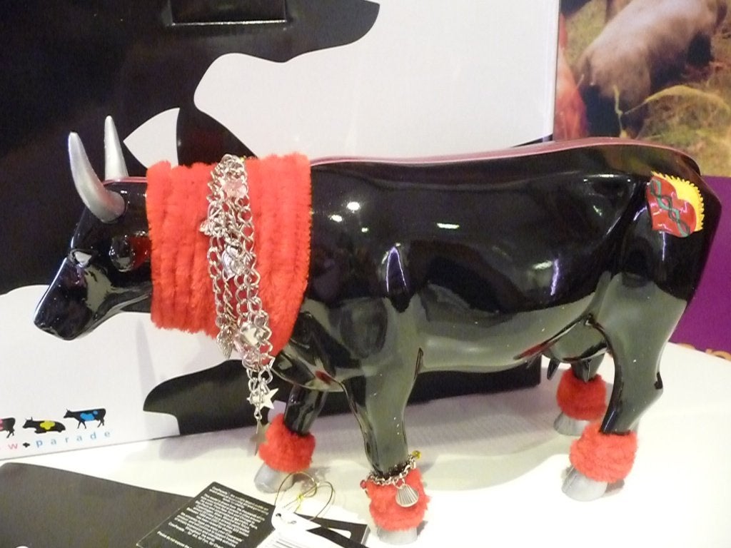 Nieuw Cow Parade koe Haute Cowture large gratis verzending., Antiek en Kunst, Ophalen of Verzenden, Beeld
