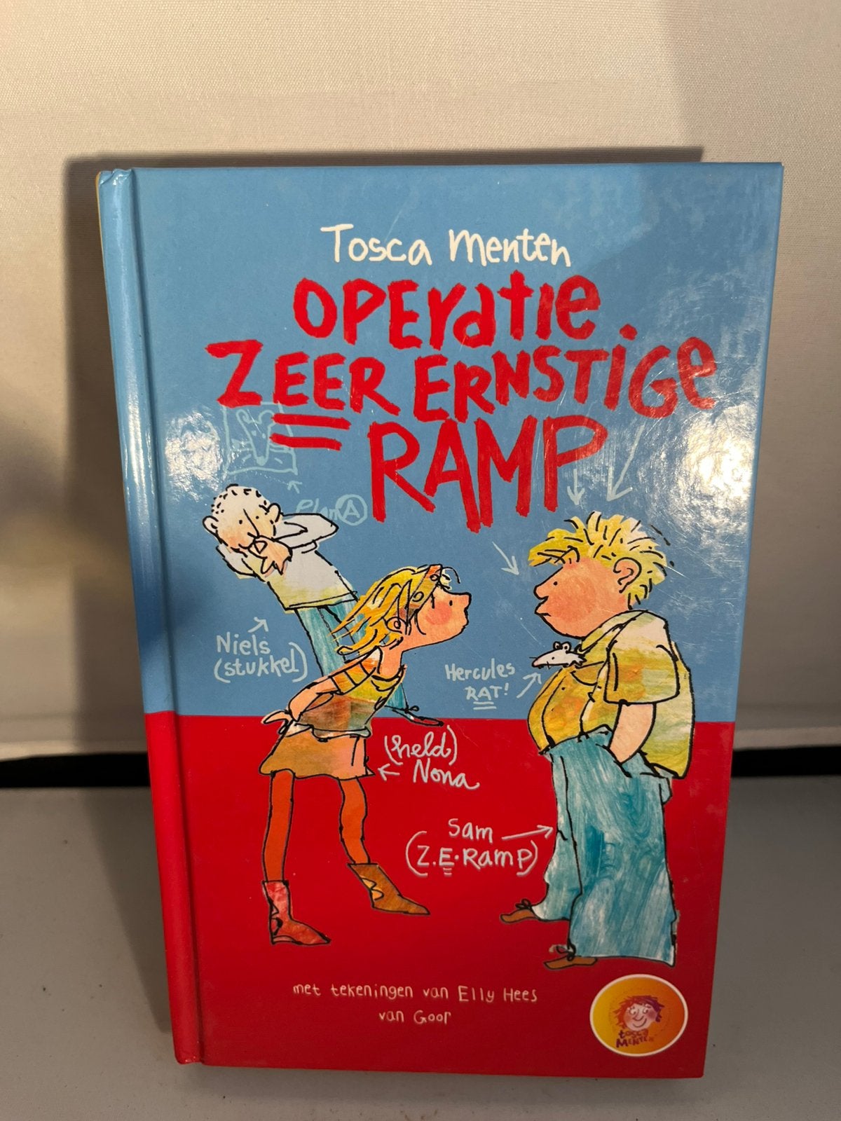 Tosca Menten - Operatie Zeer Ernstige Ramp, Boeken, Ophalen of Verzenden, Zo goed als nieuw, Fictie