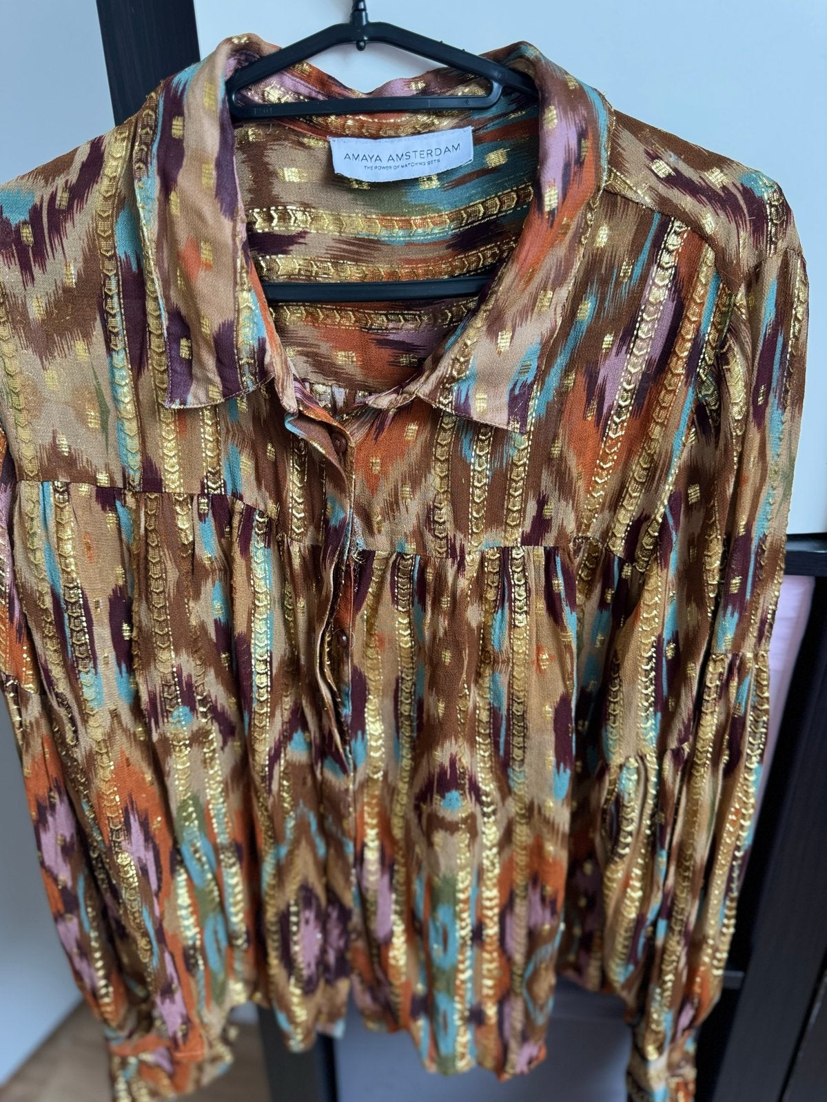Amaya Amsterdam Blouse met Goudkleurige Details, Kleding | Dames, Ophalen of Verzenden, Zo goed als nieuw, Maat 38/40 (M), Meerkleurig