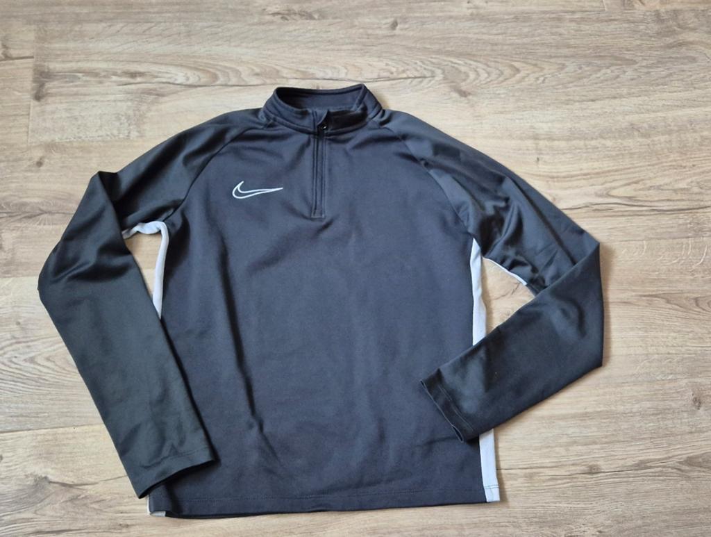 Antracietgrijs dryfit longsleeve
| Nike | Maat: 137-147., Jongen of Meisje, Ophalen of Verzenden, Zo goed als nieuw, Shirt of Longsleeve