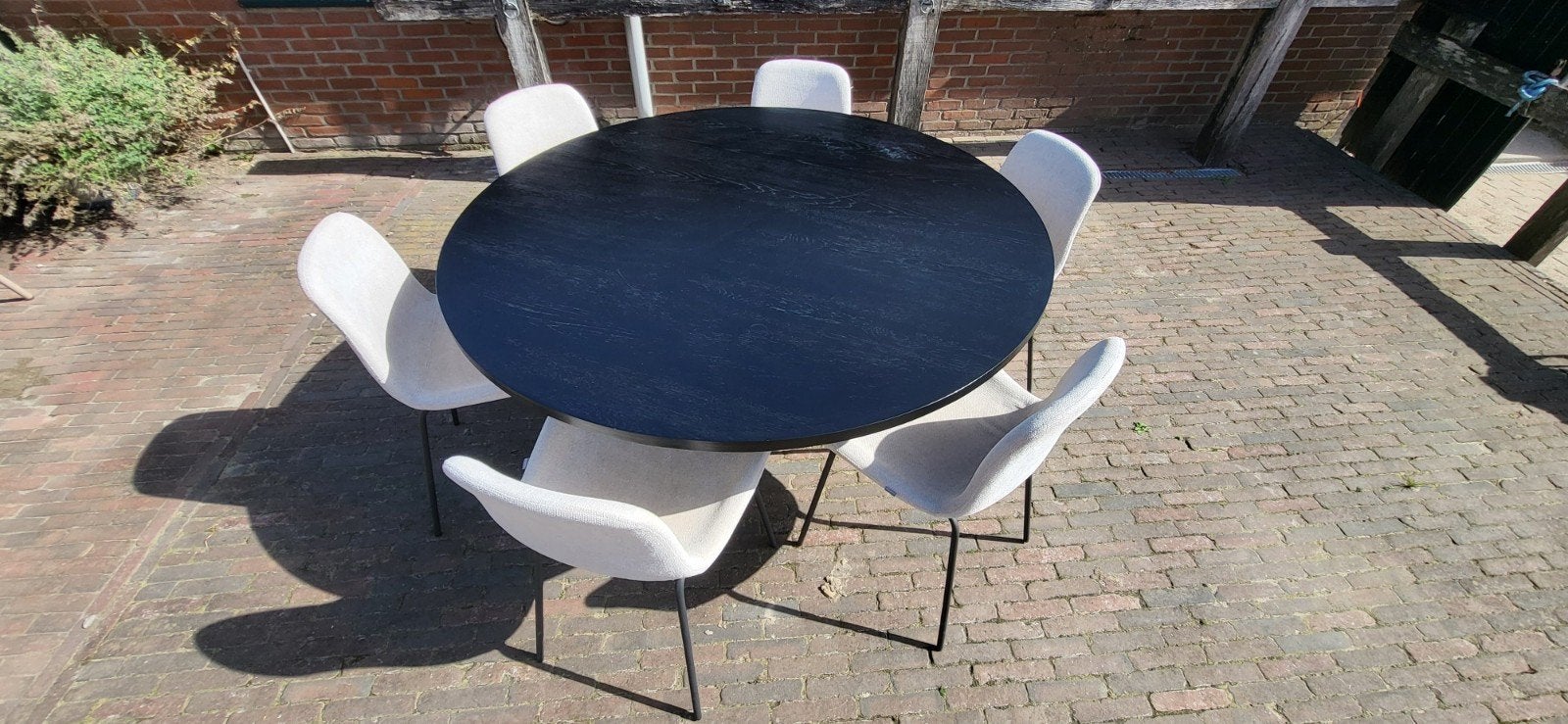 Ronde eettafel met 6 stoelen - Zwart en gebroken wit, Huis en Inrichting, Tafels | Eettafels, Overige houtsoorten, Gebruikt, Modern, Scandinavisch