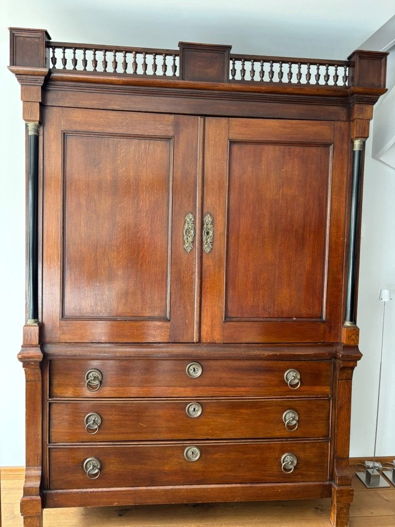 Antieke kabinetkast met balustrade, Ophalen