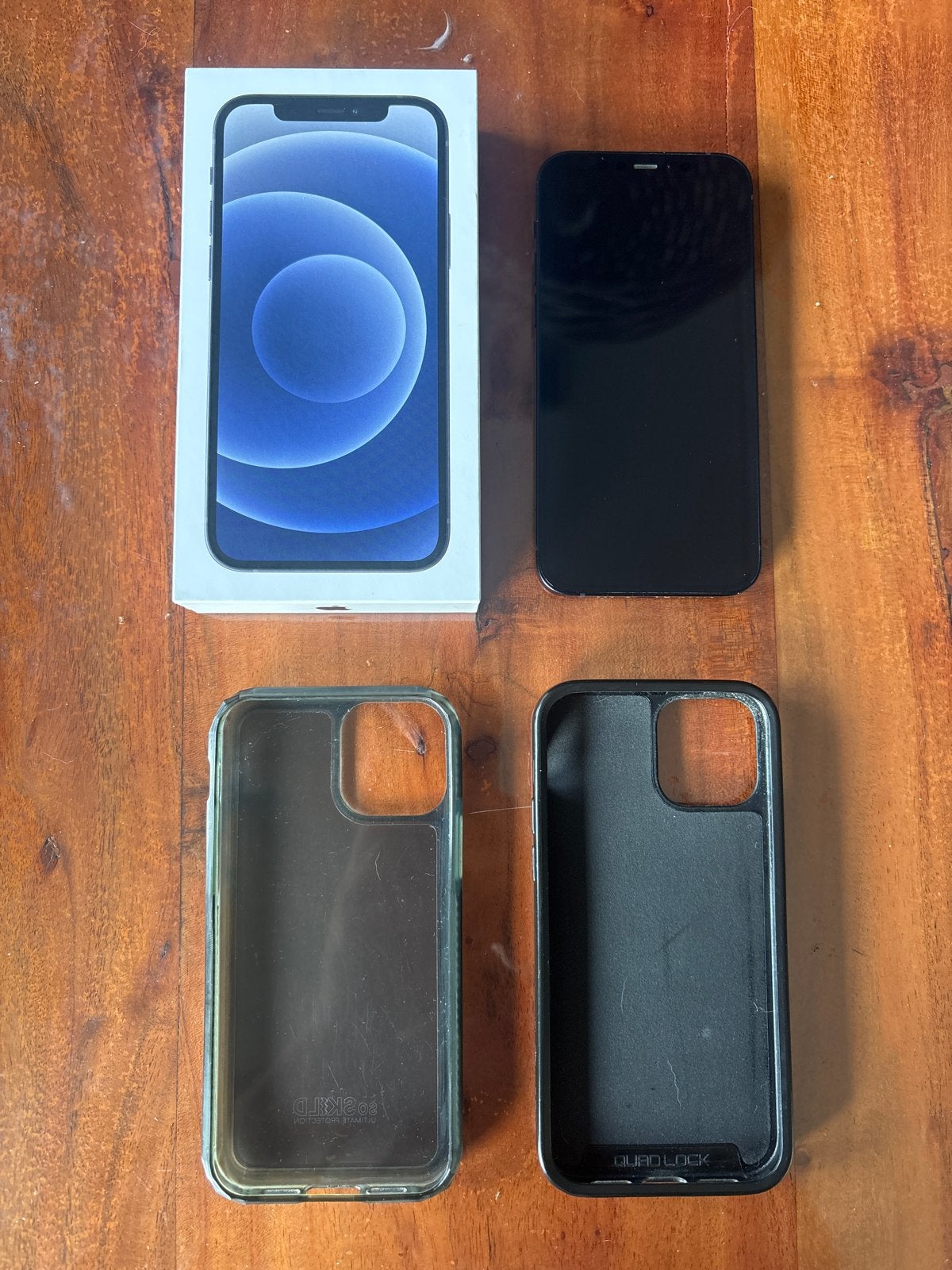 Foto 2 van iPhone 12 64GB met QuadLock case
