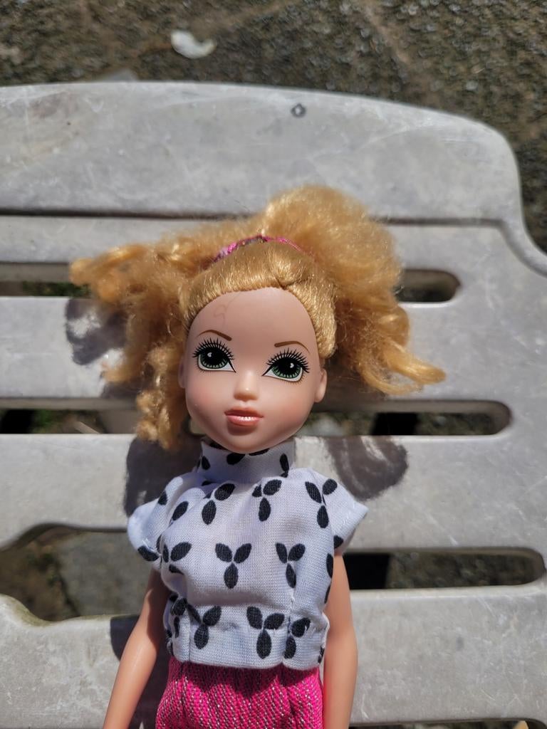 Barbie Pop met blonde haren en roze broek, Ophalen of Verzenden