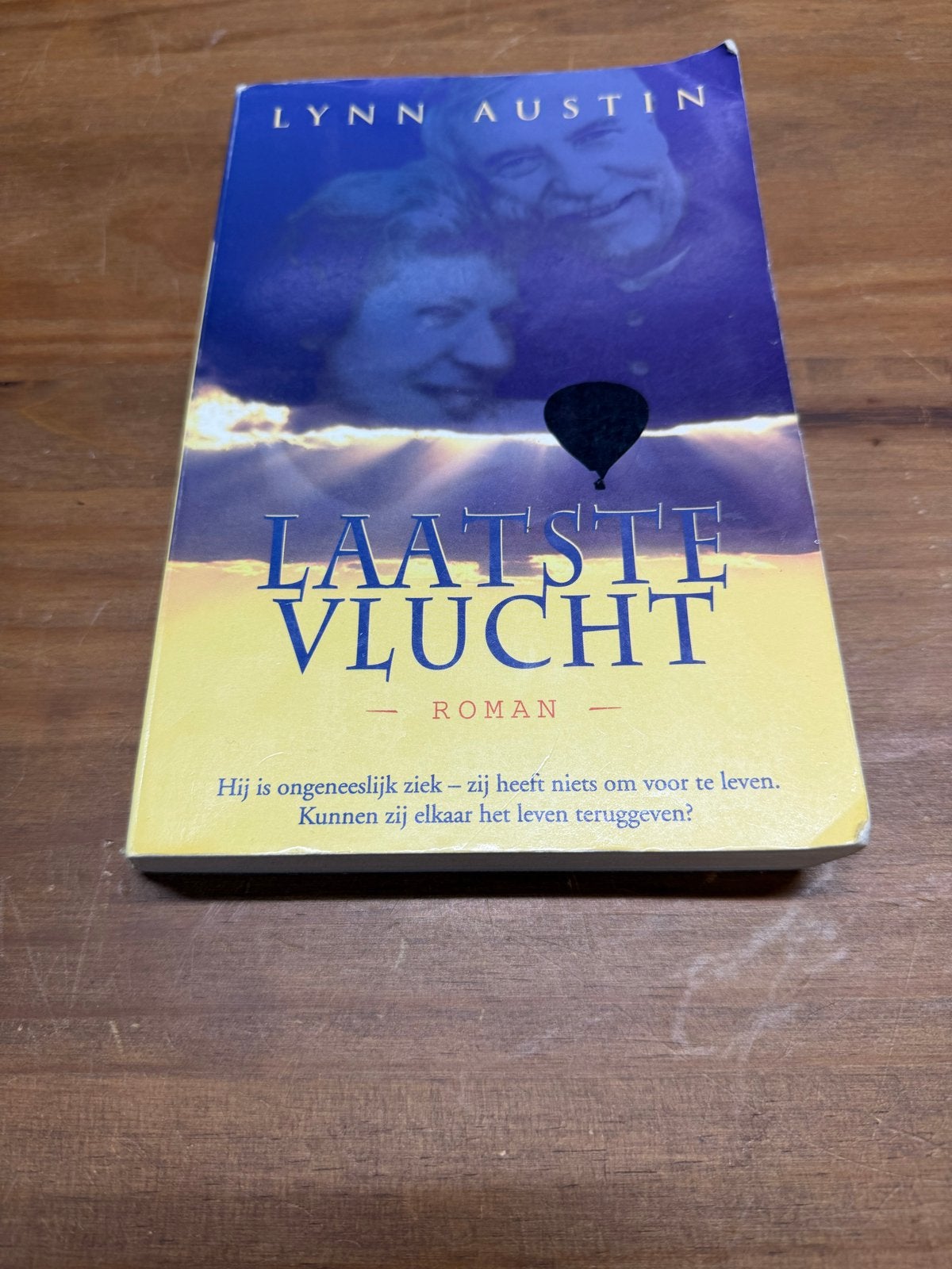 Laatste Vlucht - Lynn Austin Roman, Ophalen of Verzenden, Zo goed als nieuw, Nederland