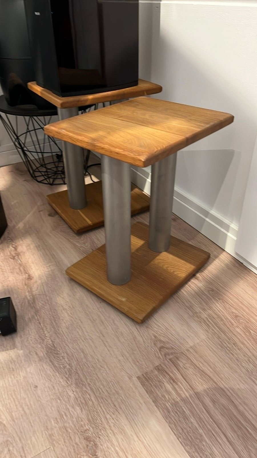 Houten speakerstandaards met metalen poten