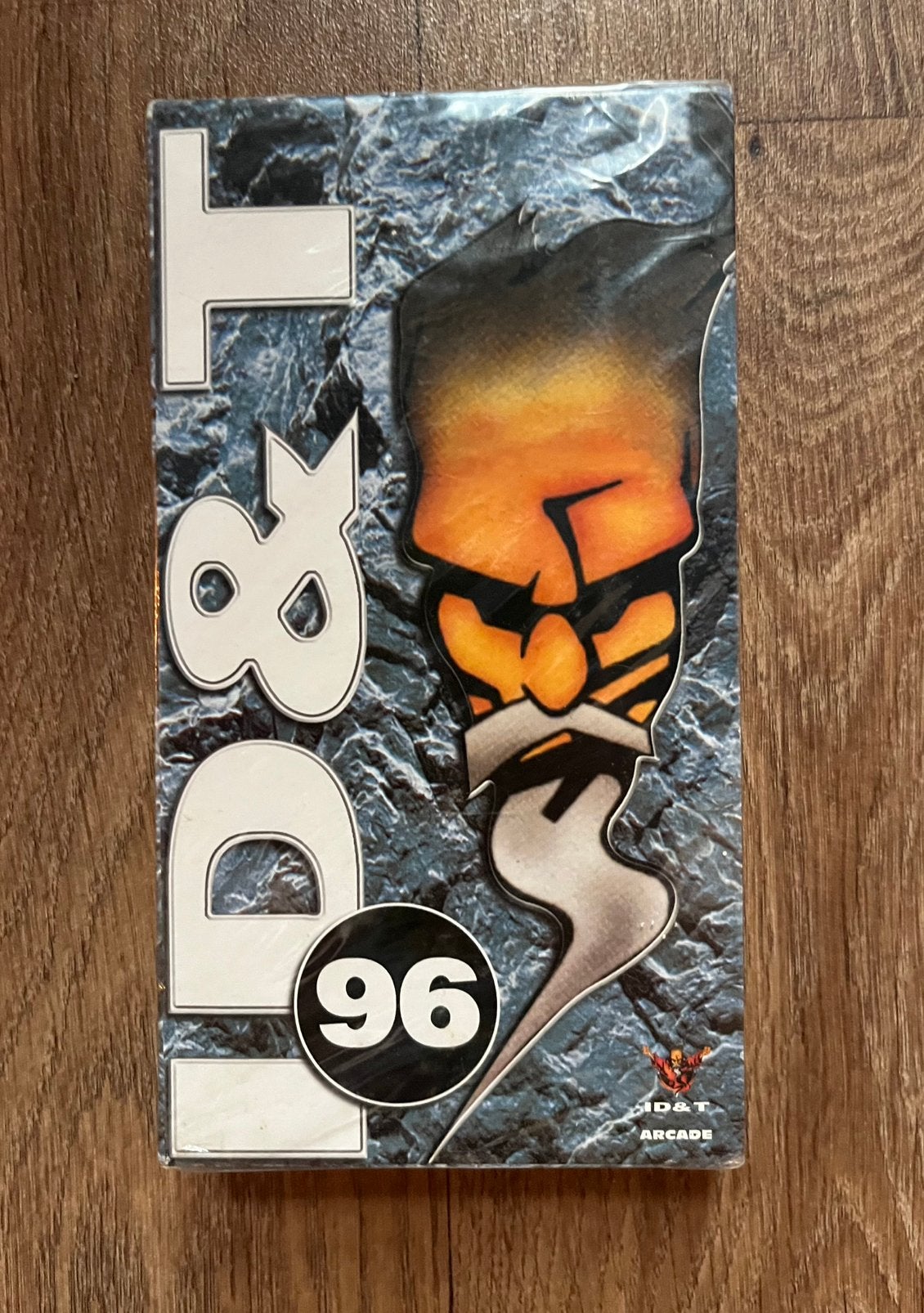 VHS ID&T Thunderdome NIEUW GESEALD, Alle leeftijden, Ophalen of Verzenden, Nieuw in verpakking