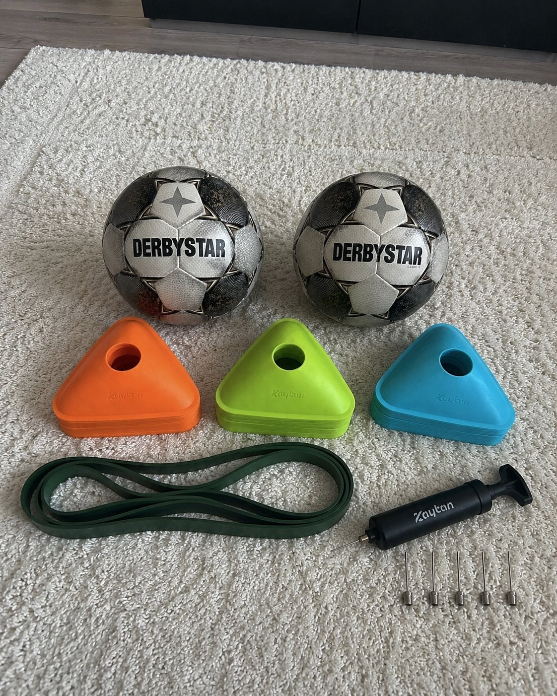 Voetbaltrainingsset: 2 ballen, pionnen, weerstandsband, pomp, Ophalen of Verzenden, Gebruikt, Set