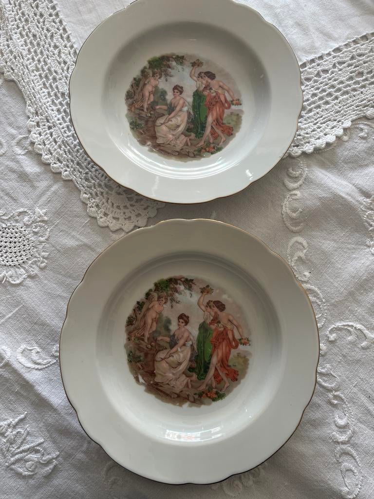 2 Kahla antieke  borden met erotische  afbeelding ( 22cm ), Huis en Inrichting, Keuken | Servies, Ophalen of Verzenden, Zo goed als nieuw