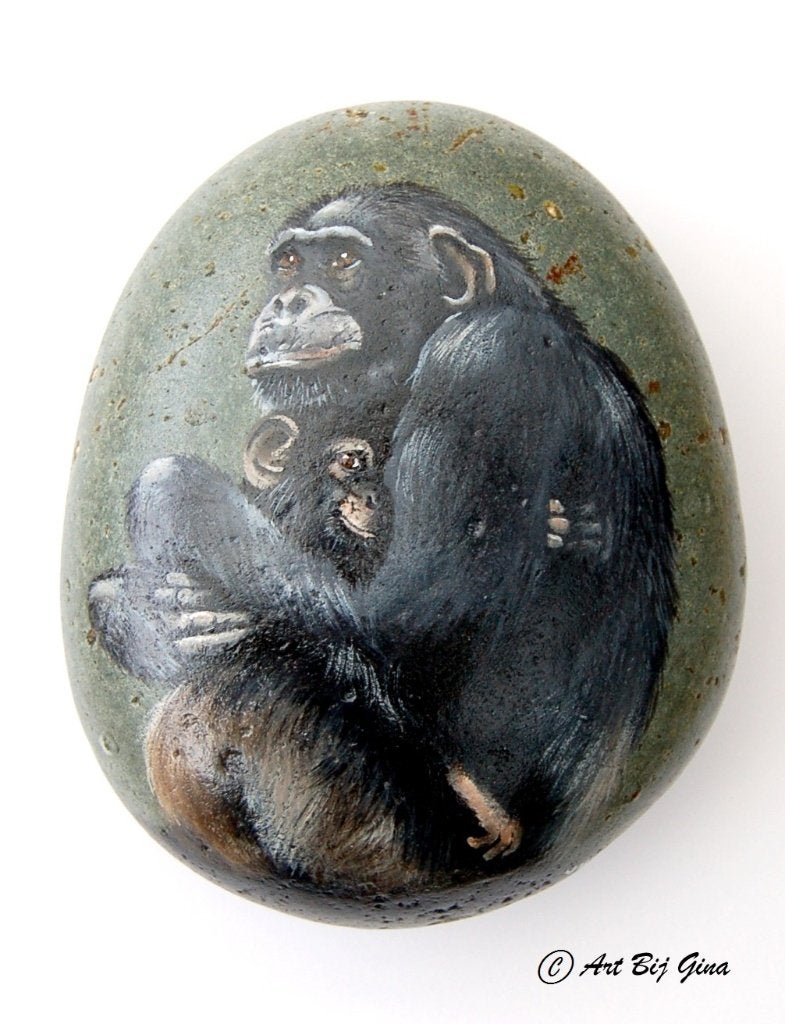 Moederliefde Chimpansee met baby geschilderd op een XL steen, Ophalen of Verzenden