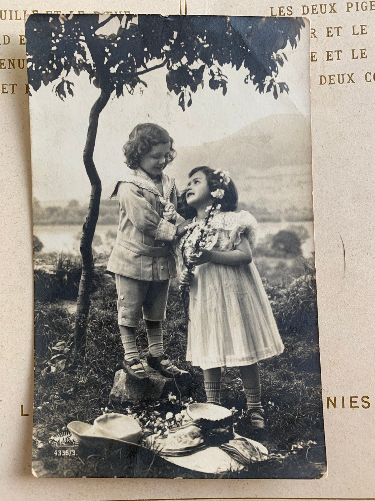 1913 Kindjes met bloemen onder de boom (GG), Ophalen of Verzenden, Voor 1920, Gelopen, Kinderen